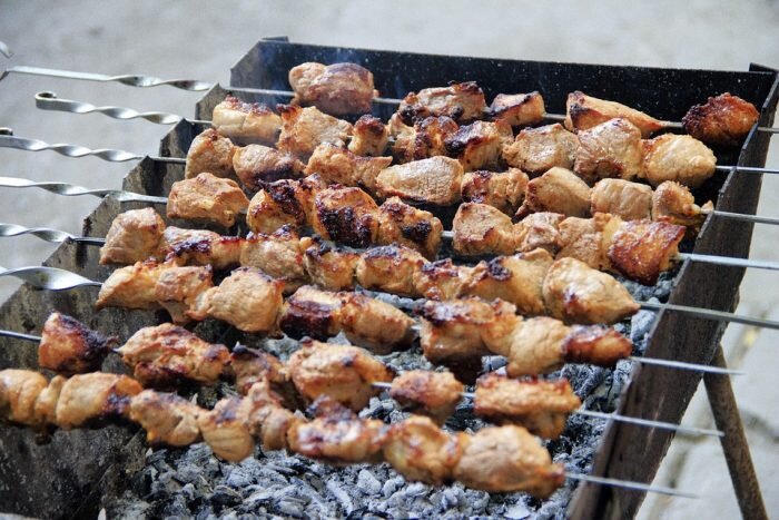 Чтобы мясо хорошо прожарилось, оставляйте пространство между кусками (Фото: pixabay.com)