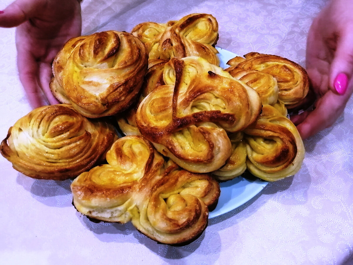 Воздушные плюшки с сахаром рецепт. Булочки с хрустящей корочкой. Мамины плюшки. Рецепт воздушных булочек. Булочка с капустой.