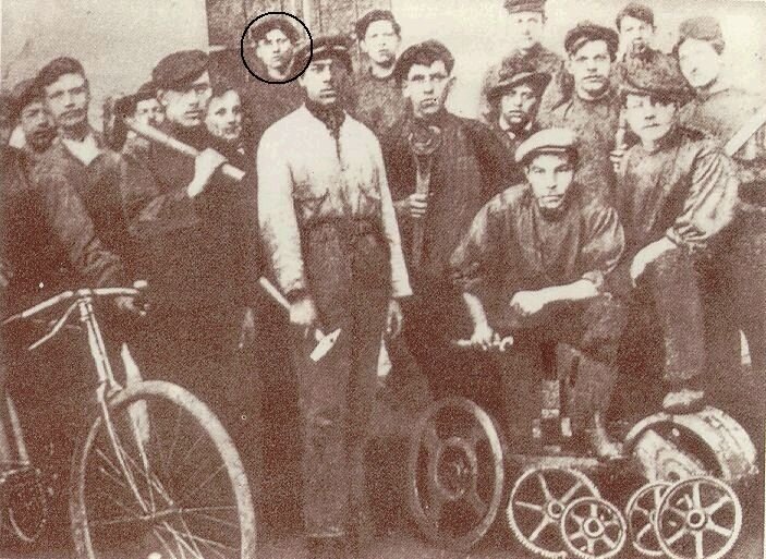 Иосип Броз (отмечен кругом) среди рабочих на фабрике в Камнике. 1911 год.