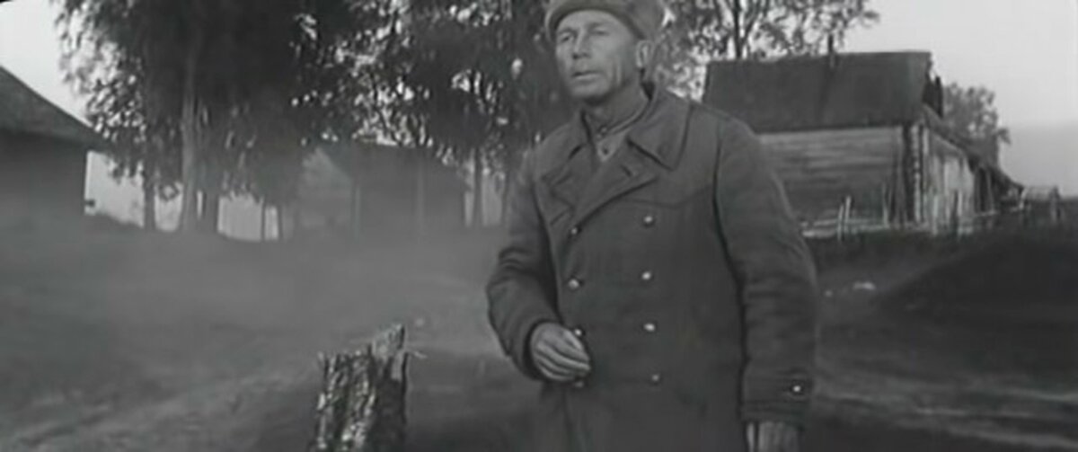 Долгий путь до дома был у Егора. В самом начале войны попал он в немецкий плен. Потом, после освобождения находился в американском лагере. После американского лагеря в советском фильтрационно-проверочном лагере. И вот через два года после Победы только и добрался до дома.