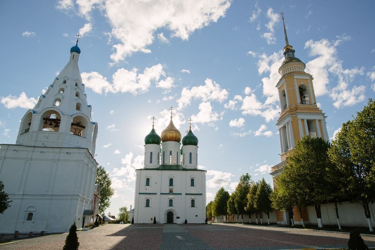 Территория кремля в коломне. Коломенский Кремль Соборная площадь. Соборная площадь Коломна 16 век. Территория Коломенского Кремля. Коломна Колочи.