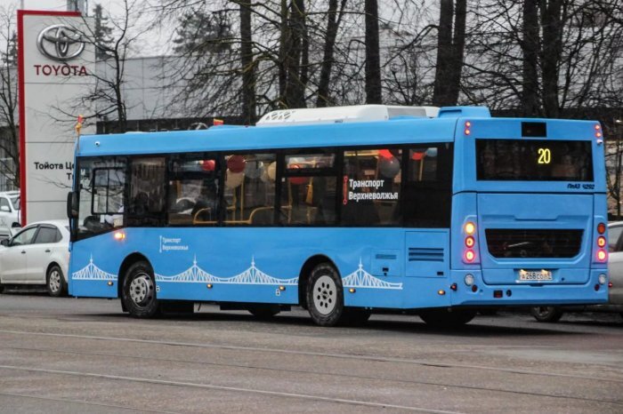Новенький низкопольный автобус среднего класса ЛиАЗ 4292 на 20-м маршруте