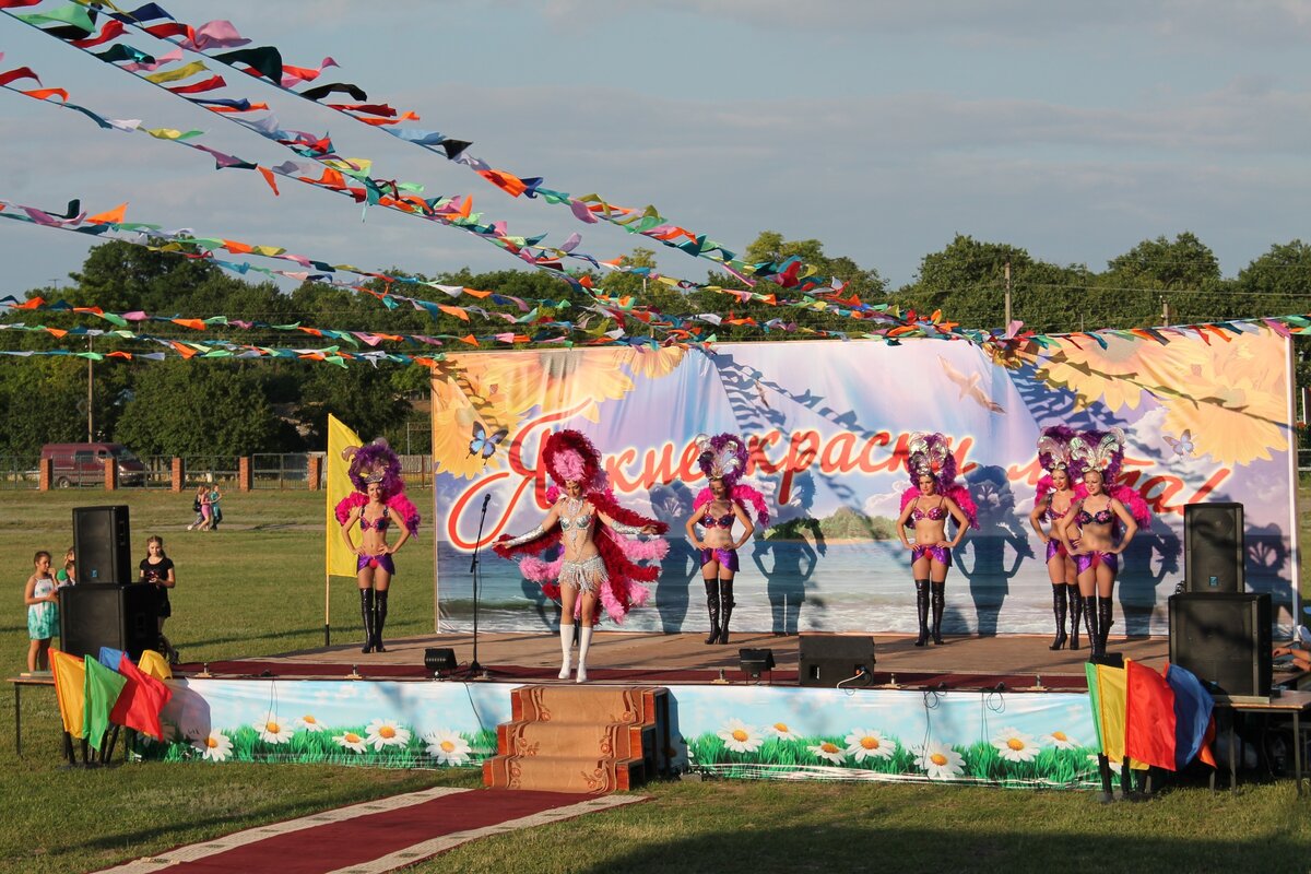 Так раньше проходили мероприятия на стадионе в Должанской, в галерее несколько фотографий, можно листать вправо.