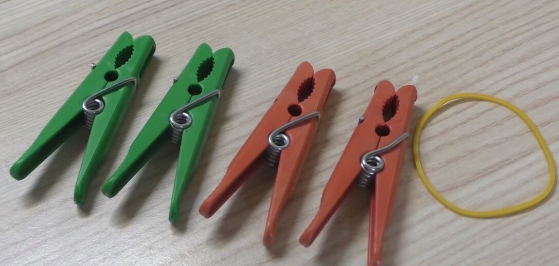 Прищепки и резинка