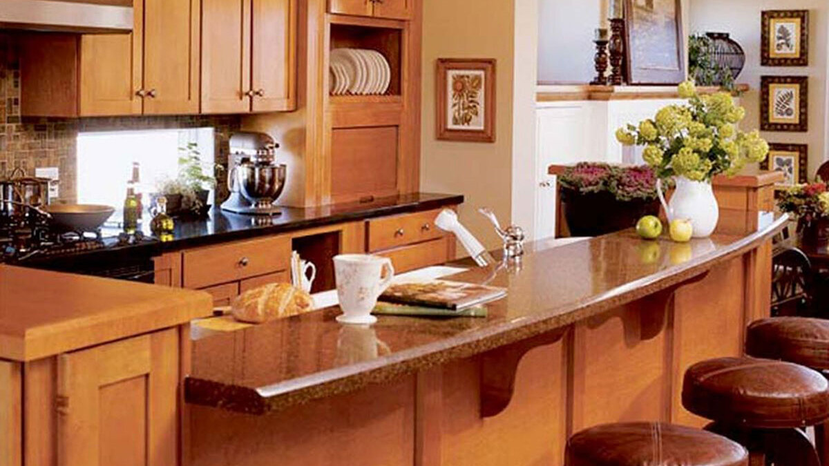 Барная стойка из натуральной древесины в интерьере современной кухни.