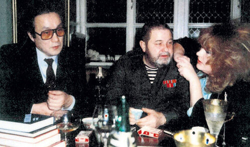 Юлий с японским дипломатом и Аллой ПУГАЧЁВОЙ