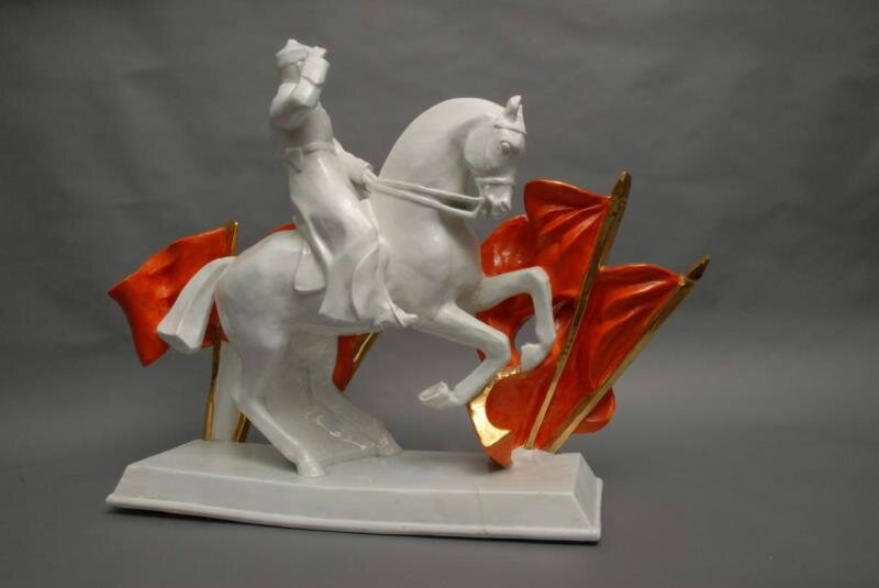 Иван Ефимов. Скульптура «1 мая». 1935. Высота 55,0 см. Государственный музей керамики в Кусково / ФС 1490. Госкаталог: 7026136. Источник: goskatalog.ru