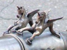 На винграде первых единорогов шар (шишку) заменяли головой единорога, и петли на средней части ствола также делали в виде единорогов.