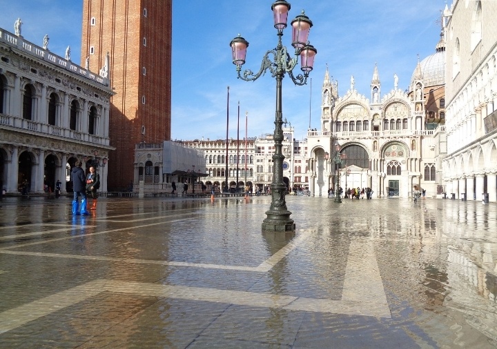 Площадь Сан-Марко - одно из самых низких мест в Венеции: здесь вода стоит дольше всего