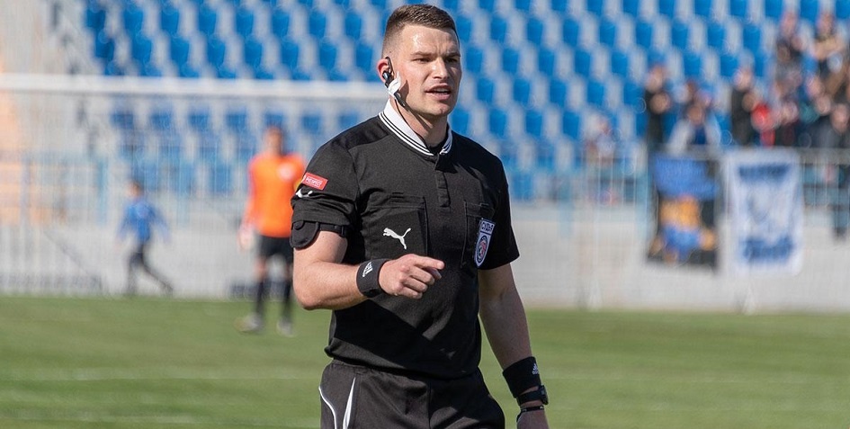 По словам Богдана Головко, после матча к нему с трибуны спустился незнакомый человек, который выразил недовольство по поводу судейства 
