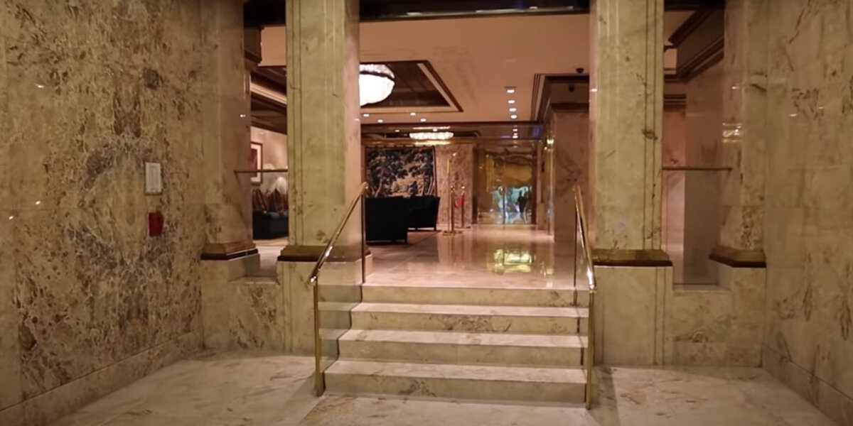 Продолжаем идти по лобби