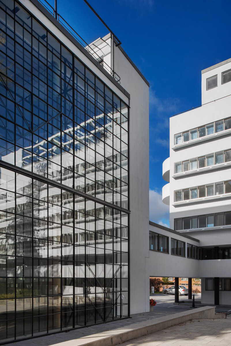 Стеклянный витраж в коммунальном блоке вернулся к первоначальному облику, а пространство между колоннами-опорами вновь стало частью парка дома Наркомфина.