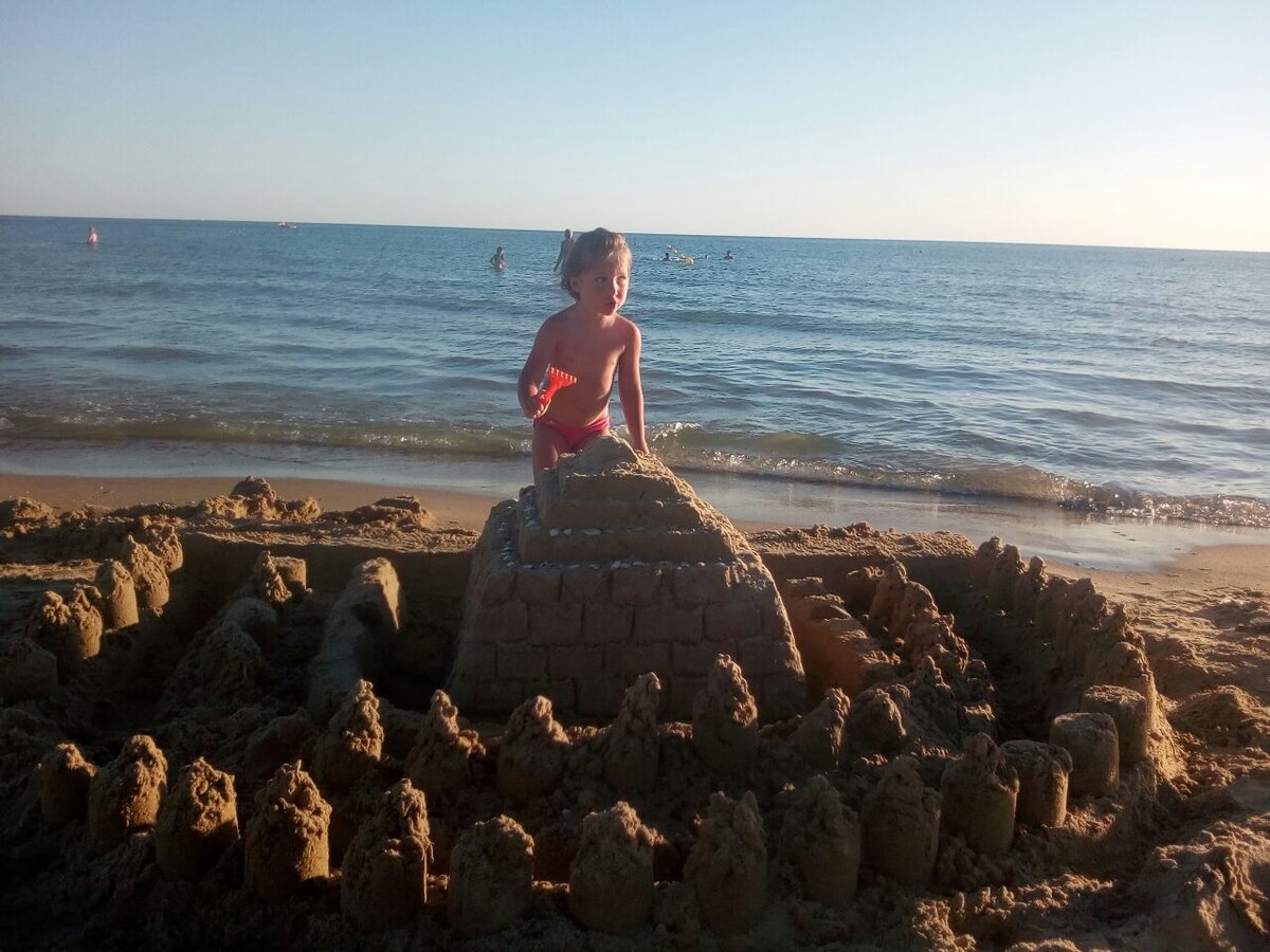 такие песчаные замки строят  на  берегу . Очень увлекательно и полезно. 