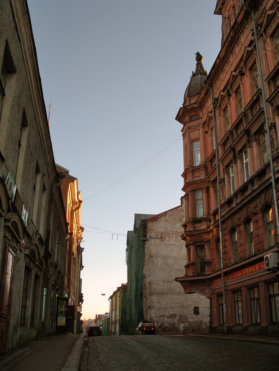 Фотография 2007 года - фасад закрыт сеткой, дом еще с крышей...