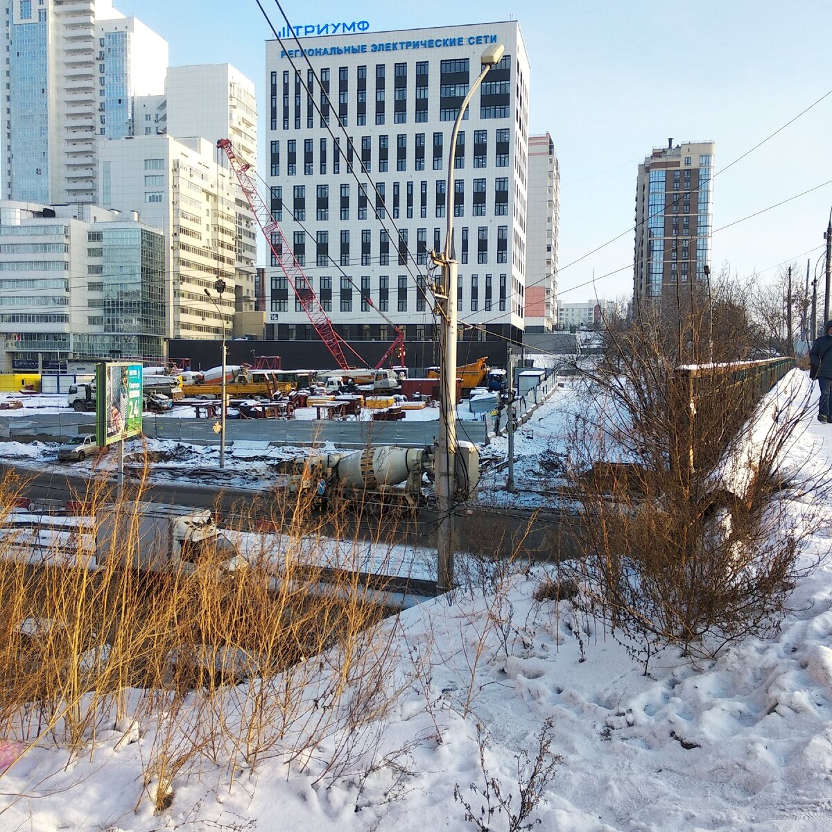 Тропинка через мост, где нельзя было проходить, по правилам.