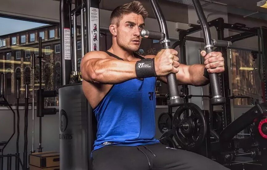 Упражнение имеет ряд своих преимуществ, среди них: возможность подтянуть грудные мышцы, добиться более четкого рельефа, а также обеспечить дополнительную поддержку плечевых мышц.