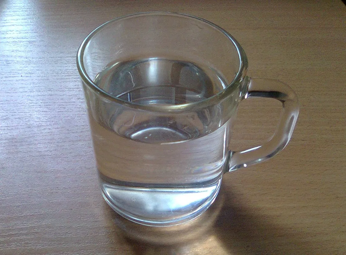Вода в чашке. Кружка с водой. Прозрачная Кружка с водой. Чашечка с водой. В стакан налили 120 мл воды