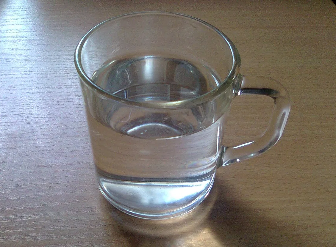 1 2 cup water. Вода в чашке. Прозрачная Кружка с водой. Вода в прозрачной чашке. Кружка с кипятком.