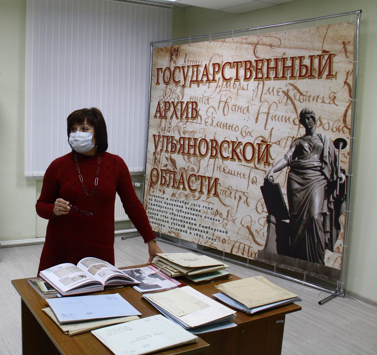 Ведущий архивист Государственного архива Ульяновской области Лариса Фадеева показывает фронтовую новогоднюю переписку.