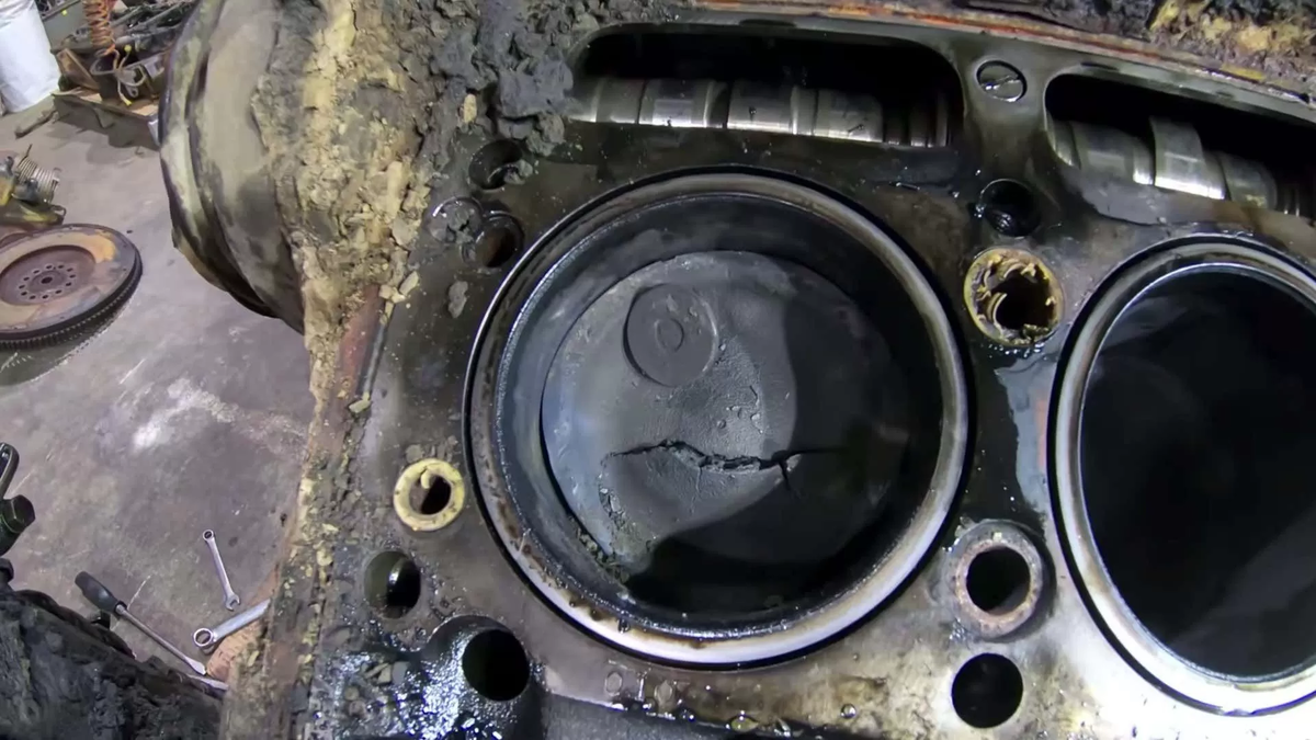 Оплавленный поршень. Перегрев двигатель автомобиля. Последствия работы двигателя. Последствия работы двигателя. Сломанный двигатель.