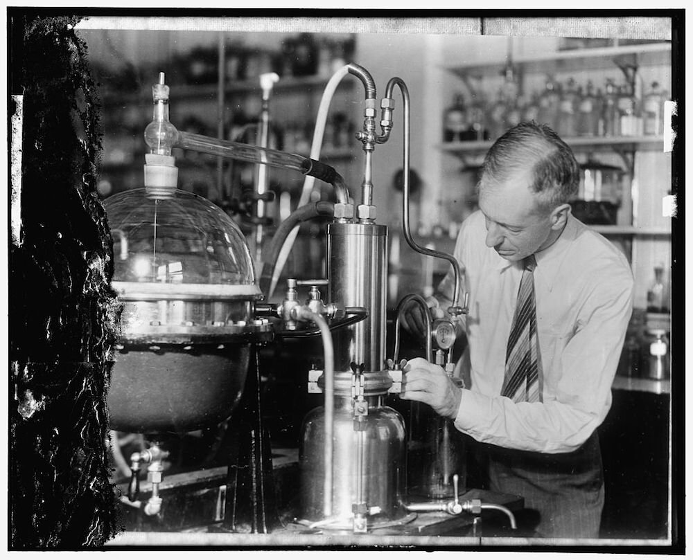Сотрудник Министерства сельского хозяйства проверяет "ароматизатор" фруктов и овощей с помощью вакуумной перегонки, которая позволяет перегонять жидкости при температурах намного ниже, чем обычно, за счет снижения давления, 1930 год. Фото Библиотеки Конгресса США.