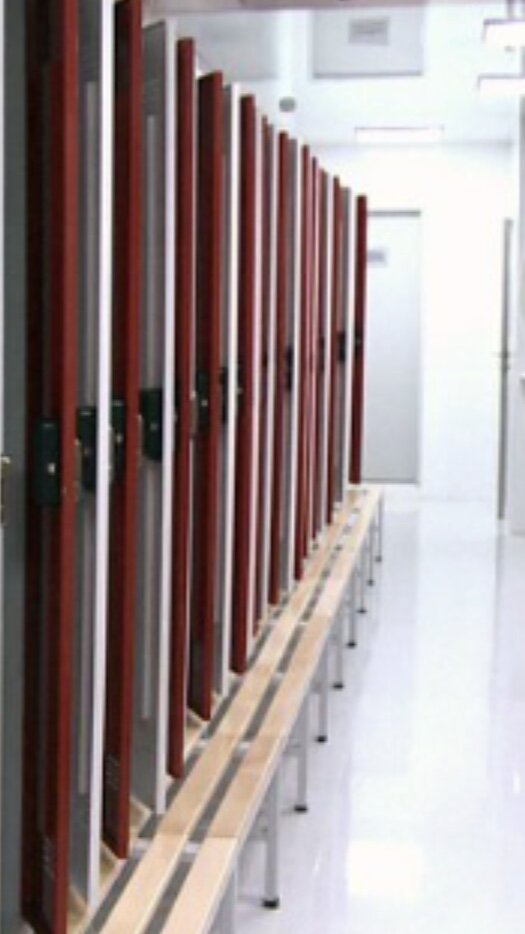 Это общая раздевалка. Шкафчики открываются браслетами, как в аквапарке. Также в раздевалке установлены зеркала, фены для сушки волос, отсюда можно попасть в санузел.