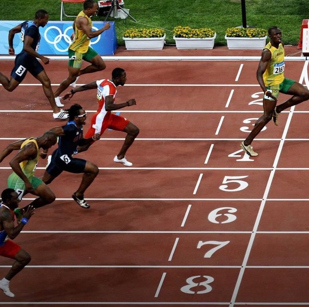 Легкая атлетика бег спортсмены. Усейн болт Пекин 2008. Усейн болт эстафета. Usain Bolt record. Усейн болт финиш.