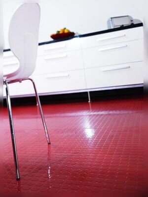 Начиная ремонт, многие задумываются в первую очередь о том, как будут выглядеть полы в помещениях. Нередко именно напольные покрытия определяют стиль интерьера. Например, ковролин и паркет будут формировать разную атмосферу в комнате. Предназначение помещения также играет роль.
 В целом в настоящее время напольные покрытия для дома представлены в таком разнообразии, что людям, мало знакомым с дизайнерскими и отделочными работами, сложно не растеряться. Помимо привычных и традиционных вариантов (линолеум, ковролин, паркет, ламинат, пробка) существует немало современных решений: резиновое напольное покрытие, наливные полы, бамбуковые покрытия, полипропиленовые ковры и другие совершенно неожиданные находки архитекторов и дизайнеров. С полным правом можно говорить о том, что сейчас составлять оригинальный эксклюзивный дизайн интерьера квартир особенно интересно, так как ассортимент материалов очень богат и позволяет воплощать самые разные идеи.
Если рассматривать напольные покрытия с точки зрения особенностей укладки, то они делятся на 3 категории: монолитные бесшовные, листовые рулонные и штучные. Первый вариант больше применим к производственным и коммерческим помещениям  (земляные, глинобитные, асфальто- и цементнобетонные, ксилолитовые, полимерные напольные покрытия).