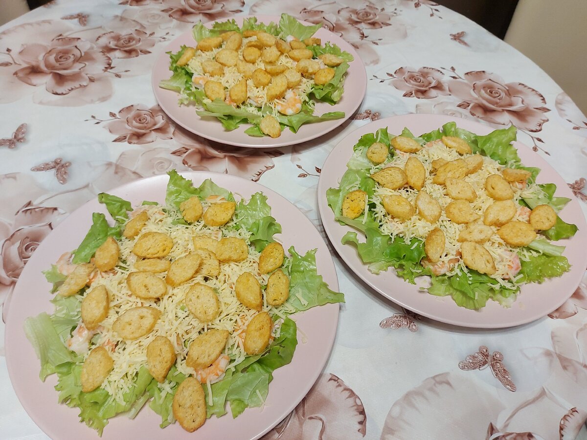 Из данного количества ингредиентов получается три огромных блюда салата.