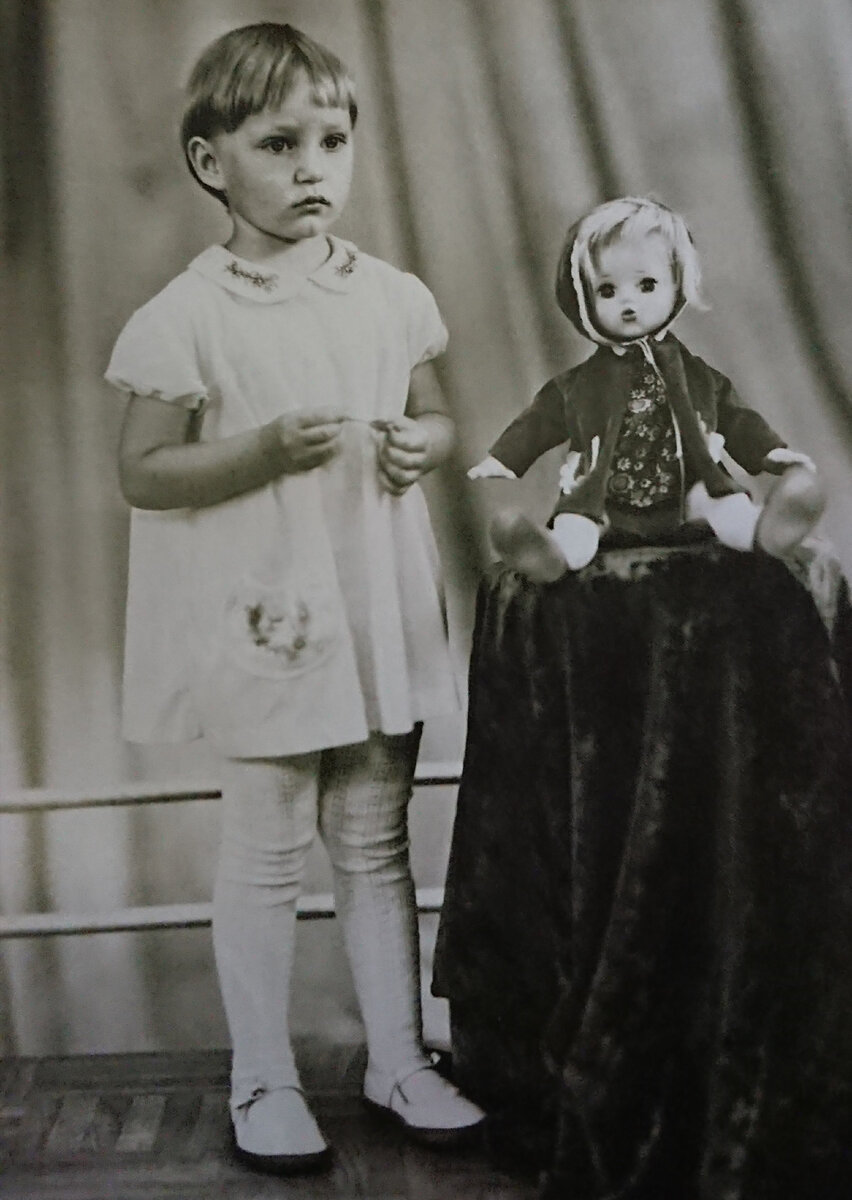 Алла Довлатова (Марина Евстрахина) в детстве.
