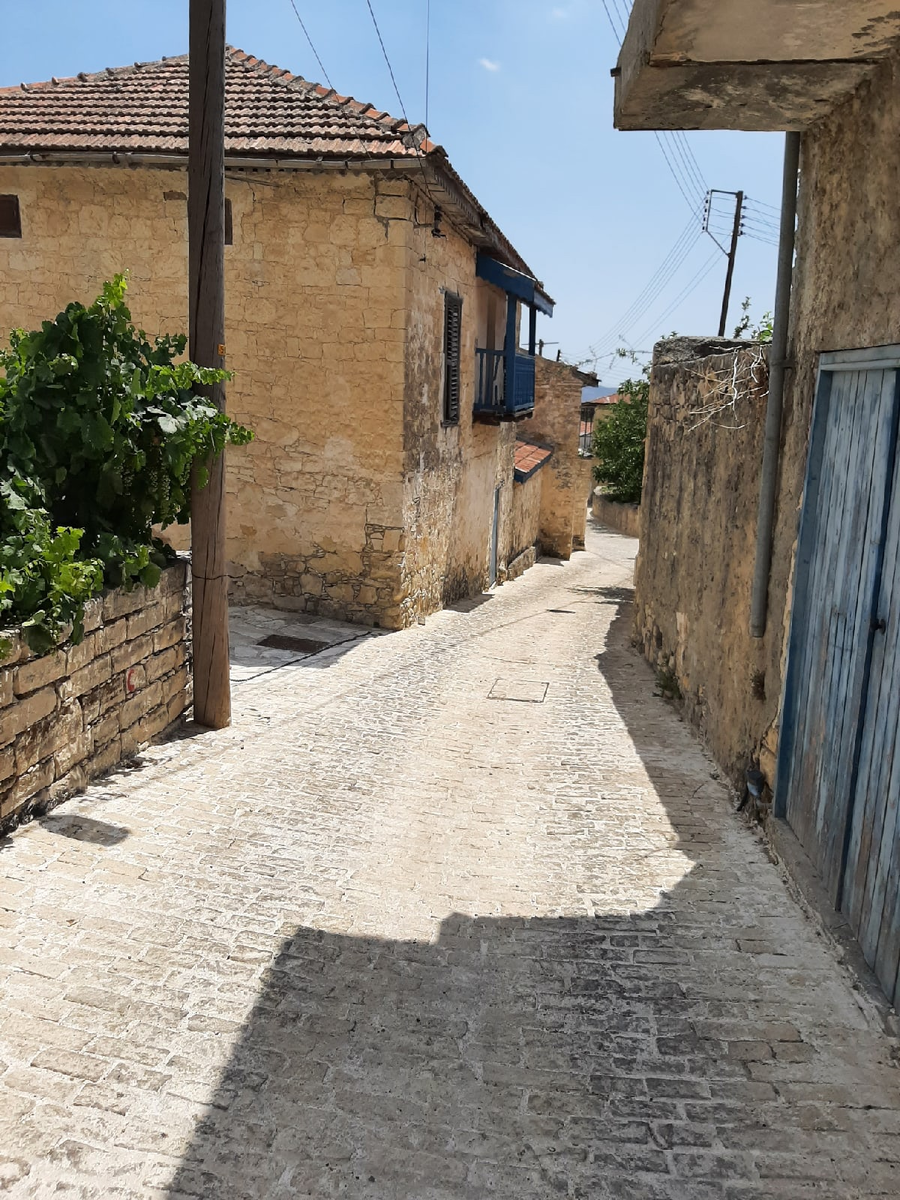 Начнём с этой улочки. Она - не музей, там действительно живут люди