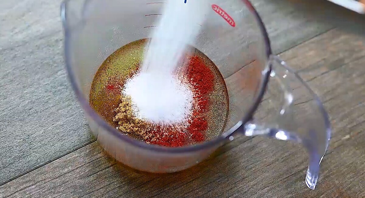 В небольшой миске соединяем оливковое масло и приправы  Фото: cooktoria.com