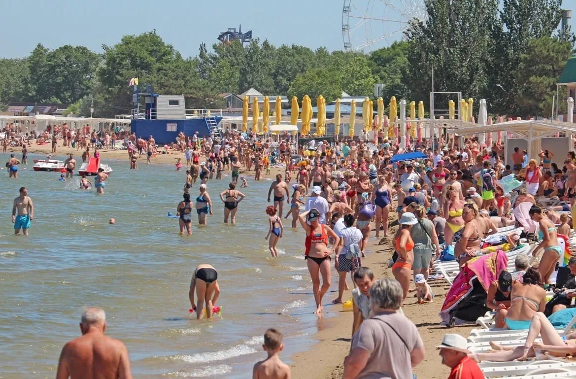 Народ на Центральном пляже в Анапе