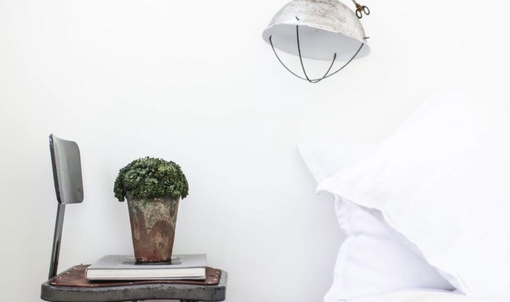 мэтт д`авелла, 2015), документальный. светильники минимализм меняющие реальность. декор в виде рук. минимализм документальный фильм. бумага на полу минимализм.