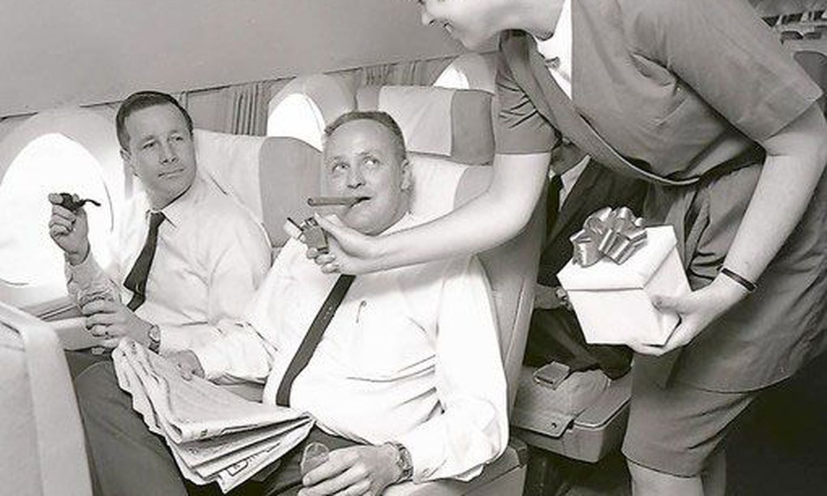 И главное сейчас никто огоньком не поделиться, сразу в полицию...А вот раааааньше, добрее бортпроводники были😁