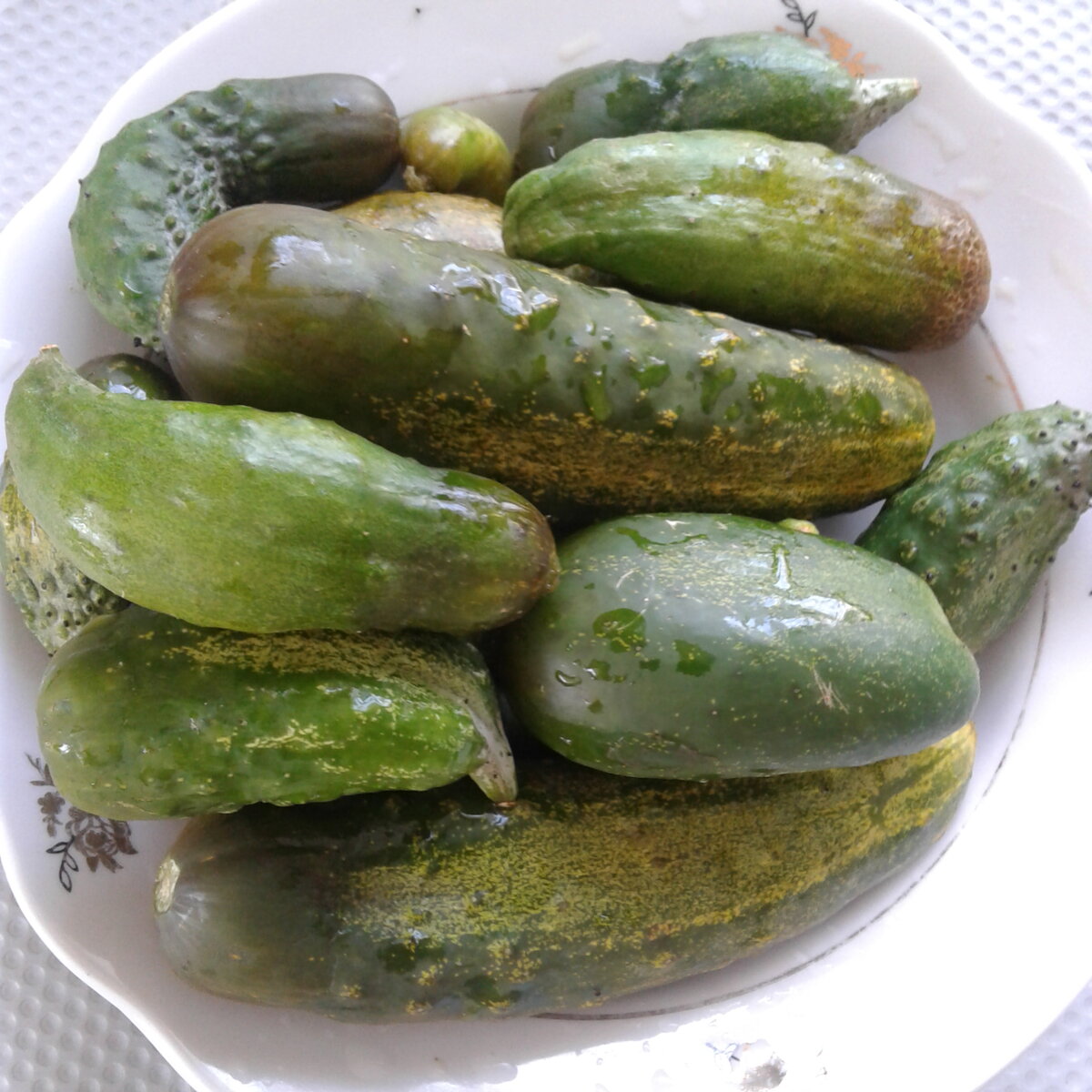 Все узкие концы обрежутся, с немного пожелтевших огурцов срежется кожица