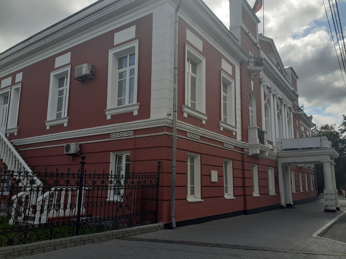 Дом начальника Алтайского горного округа.  Адрес: проспект Ленина, 18. Авторское фото.