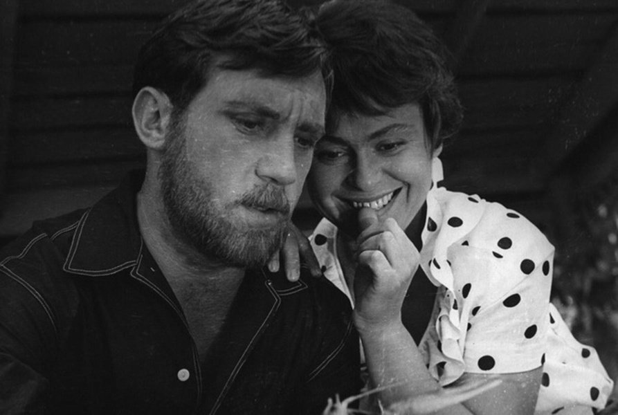 Кадр из фильма "Короткие встречи" взят для иллюстрации из Яндекс Картинки.  