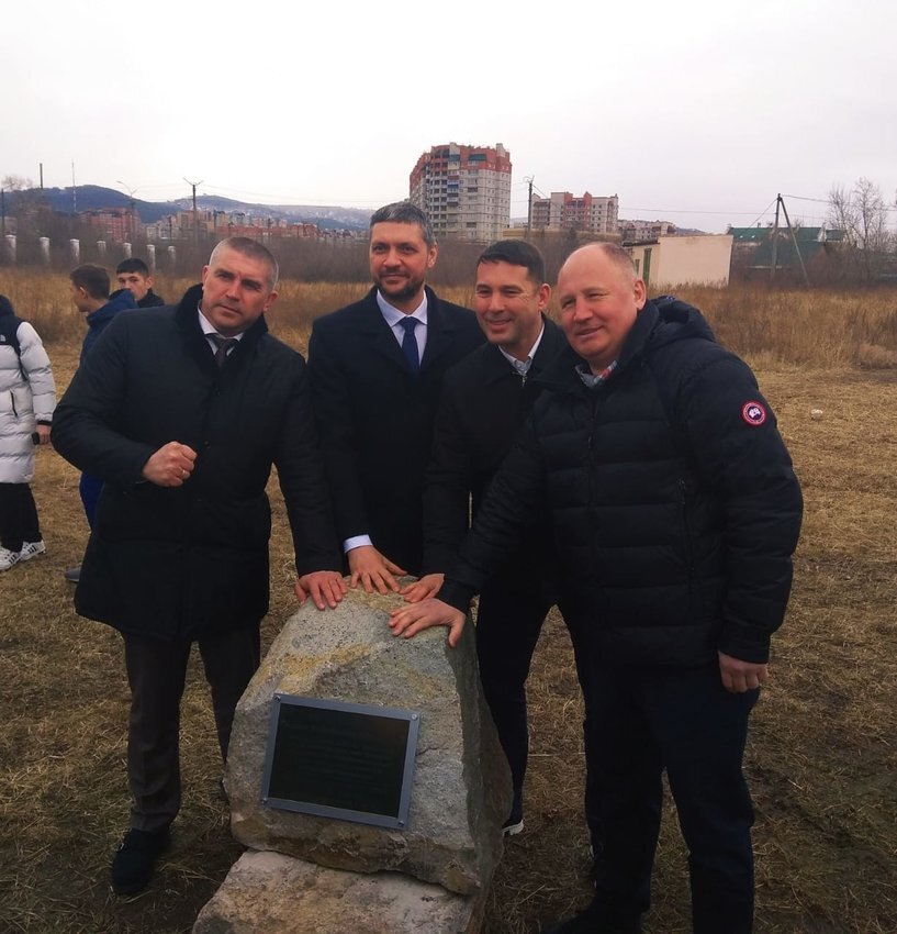 Губернатор Забайкальского края Александр Осипов на закладке камня.