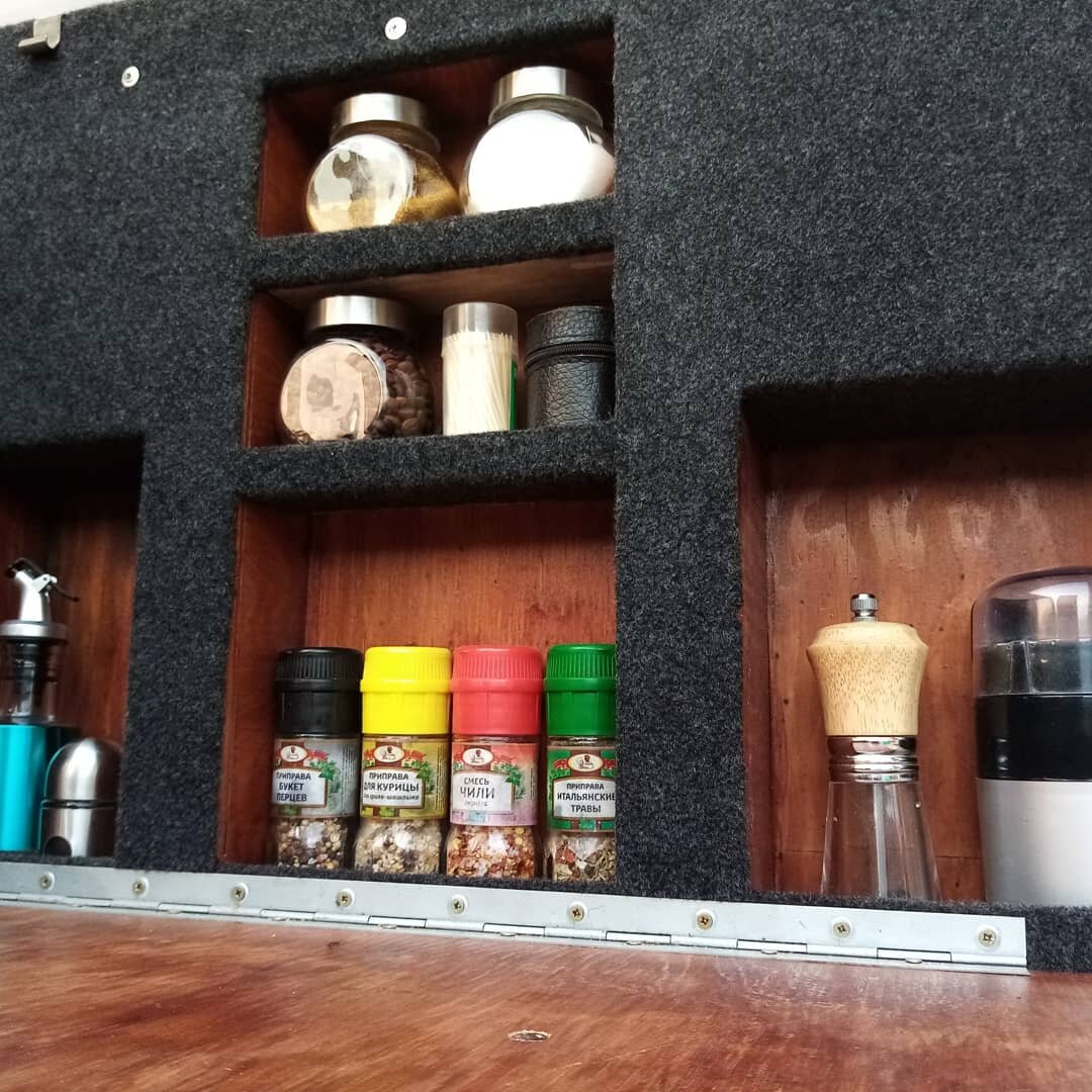 Т.к. внутри двери есть ребра жесткости, для крепления запаски, одна большая полость не получалась и пришлось сделать три разного размера и глубины