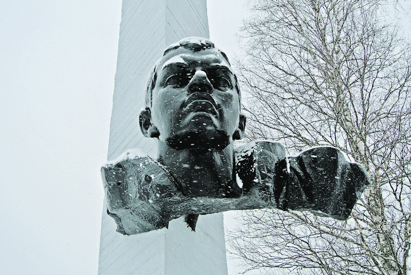 Памятник Александру Матросову в Чернушке. Мемориал Александра Матросова. Александр Матросов подвиг памятник. Место подвига Александра Матросова.