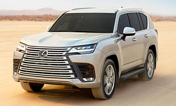 Новый Lexus LX выглядит спереди крайне внушительно! Увидите в зеркале - сразу примете вправо. 