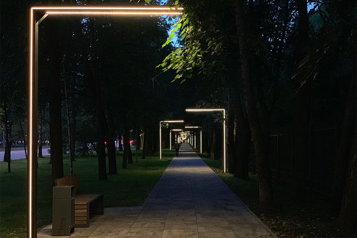 парк с фонарями