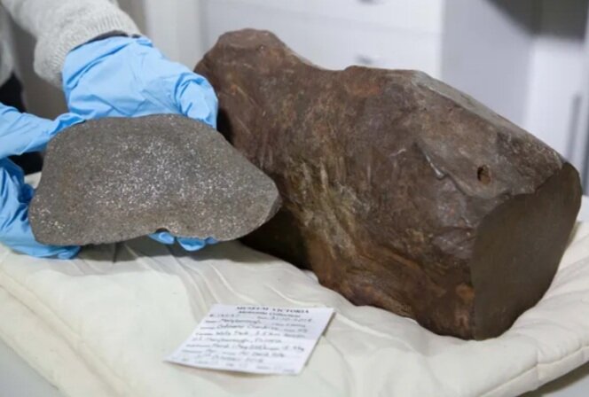 В попытках вскрыть камень, внутри которого, как был уверен мужчина, было золото, он испортил дрель, шлифовальную машинку и пилу.