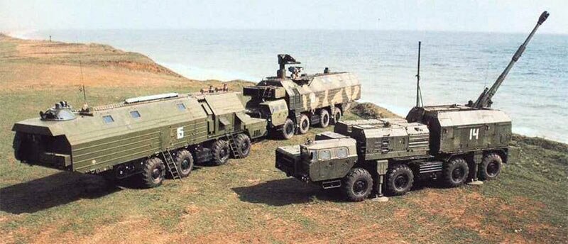 Впереди слева МОБД, за ним, ЦП с развёрнутой антенной РЛС. Справа, САУ в боевом положении (вывешена на гидроопорах). Источник изображения, сайт armedman.ru