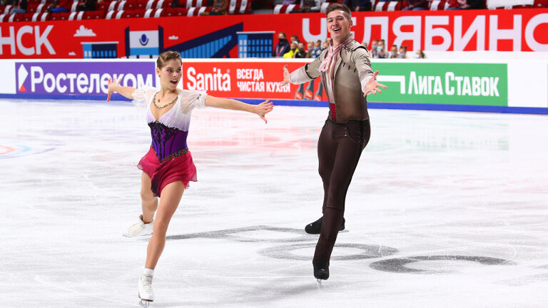 Это плате многие назвали "российским флагом", а мне костюм партнера тут больше нравится. Кажется, было ещё похожее платье с другим цветом корсажа, но не нашла фото