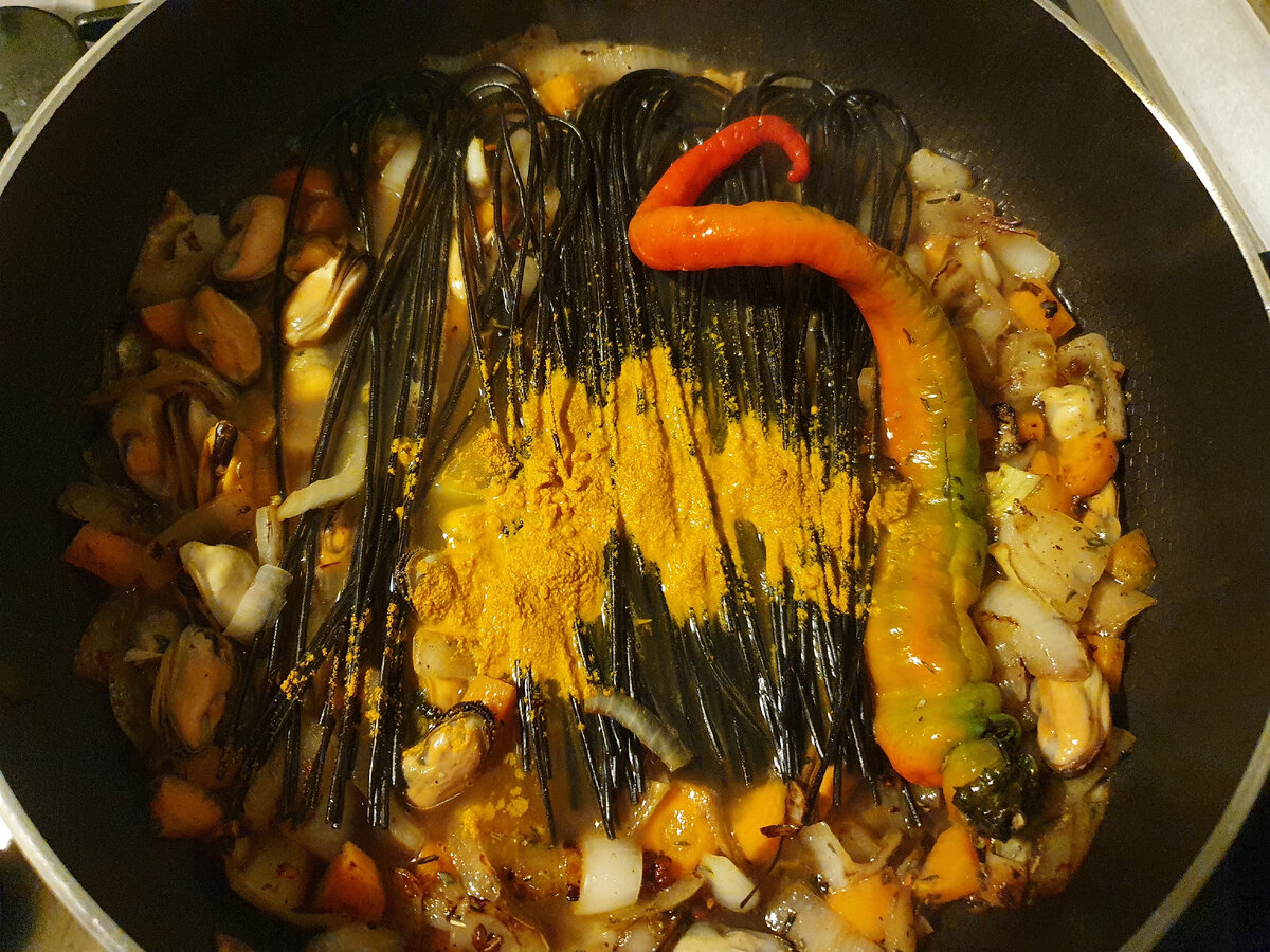 Черная лапша из папоротника с мидиями в остром соусе