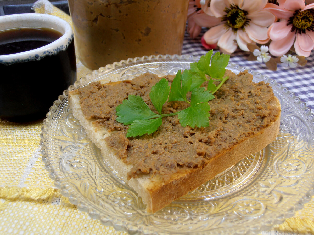 Печёночный паштет с маслом рулетом