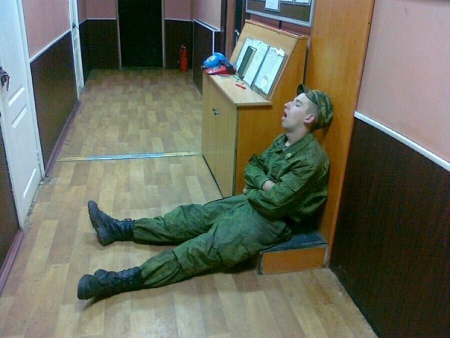 Дневальный. Обычное явление. Из сети.