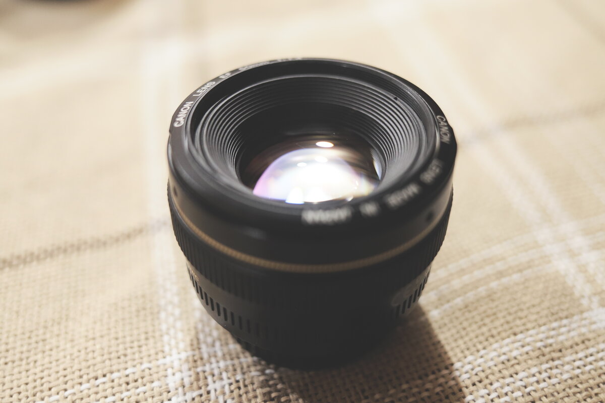 Интересна конструкция а-ля "Тессар" с утопленным вглубь корпуса передним элементом. Это до некоторой степени предотвращает его случайное задевание.